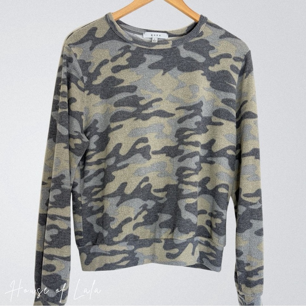 🖤5/$40!! Glaze Women's Camouflage Long Sleeve Top - Gray and Tan